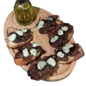 Bruschetta Costela ao Vinho